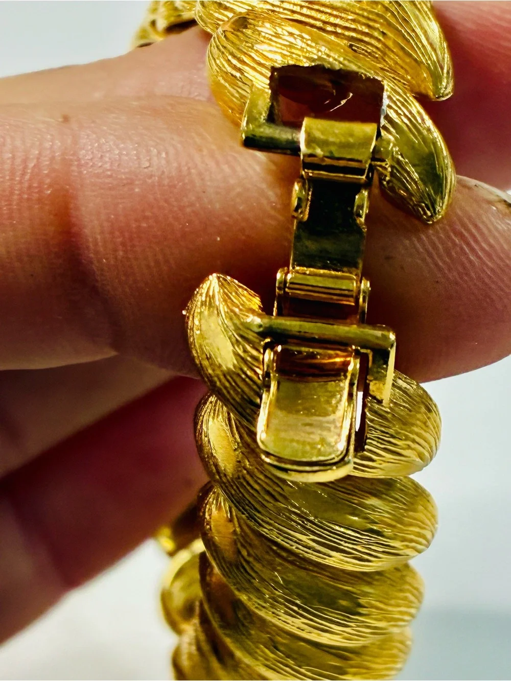 VTG Heavy Gold-Tone Sculpted Link Bracelet - Brand Effortlessly Elegant Chic